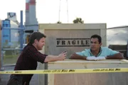 Jim (Matt Passmore, l.) und Carlos (Carlos Gomez) müssen herausfinden, wer den steinreichen Kunstförderer Richard Crawford umgebracht hat, dessen Leiche in einer Kiste im Hafen aufgetaucht ist.