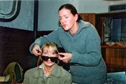Walter (Katy Karrenbauer, r.) "leiht" sich von der blinden Jeanette (Christine Schuberth) die Sonnenbrille, weil sie sie zum Schweißen benötigt.