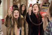 "Die Goldbergs", "Sixteen Candles - Wie im Film." Barry geht zwar noch zur Highschool, trotzdem schmiedet er schon Hochzeitspläne mit seiner Freundin Laney. Seine Eltern sind zunächst strikt dagegen, dass er sich schon so früh bindet. Doch beim Gedanken an Enkelkinder wird Beverly bald warm ums Herz. Adam möchte indes zu seinem sechzehnten Geburtstag so richtig auf die Pauke hauen. Er holt sich dafür Tipps von Partykönigin Erica, die gerade das College geschmissen hat.Im Bild (v.li.): Alison Rich (Valley Erica), Alex Jennings (Carla).