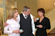 Sophie (Gabrielle Scharnitzky, r.) streut bewusst in einem Gespräch mit Friedrich (Wilhelm Manske, M.) und Laura (Olivia Pascal, l.) das Gerücht, dass Lisa bestechlich sei ...