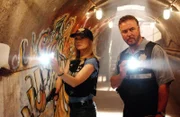 Bei ihren Ermittlungen stoßen Catherine (Marg Helgenberger) und Grissom (William Petersen) auf einen alten Militärbunker, der einer Sekte als Unterschlupf gedient hat. Den Beiden bietet sich ein grausiger Anblick...