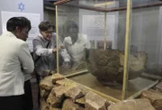 Auf diesem Foto informiert Tudor Parfitt (Mitte) die Besucher des Nationalmuseums von Harare über seinen Fund. Parfitt behauptet, die Bundeslade auf ein Museum in Simbabwe zurückgeführt zu haben.