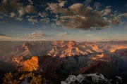 150 Jahre Nationalparks in den USA. Amerikas beste Idee. Grand Canyon & Everglades. Sonne scheint auf die Täler.