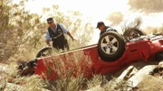 Gil Grissom (William Petersen, li.) und Nick Stokes (George Eads) haben tatsächlich das Autowrack in der Wüste gefunden, doch von Sara keine Spur. Wird das Team ihre bereits bewusstlose Kollegin noch rechtzeitig finden?