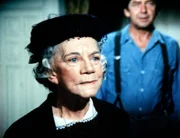 Großmutter Walton (Ellen Corby, l.) will ihre Freundin davon überzeugen, sich an den Augen operieren zu lassen. John Walton (Ralph Waite, r.) steht ihr bei.