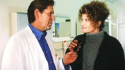 Vanessa Unger (Denise Virieux) kommt wegen eines Migräne-Anfalls zu Dr. Stefan Frank (Sigmar Solbach). Zwischen dem Arzt und seiner Patientin funkt es sofort.