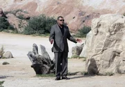 Dr. Raymond Langston (Laurence Fishburne) erforscht einen selbsternannten Guru in der W&uuml;ste.
