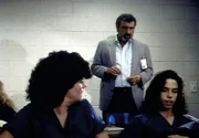 Während Marks (Victor French, M.) Unterricht setzen bei Maria Rojas (Tasia Valenza, r.) die Wehen ein.