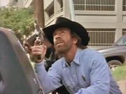 Walker (Chuck Norris) und Trivette werden beschossen, doch der Schütze ist nicht zu sehen...