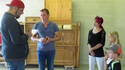 Von links: Sebastian (32), Trödelexperte Otto Schulte, Tina (33), Nele und Jannis bei der Preisbesprechung.