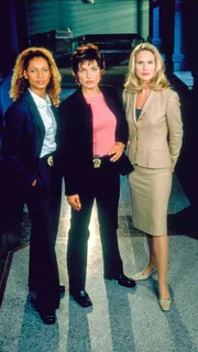 V.l.: Monique Jeffries (Michelle Hurd), Lieutenant Olivia Benson (Mariska Hargitay), A.D.A. Alexandra Cabot (Stephanie March)