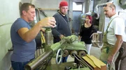 Sebastian (Mitte) und Tina haben sich den Traum vom eigenen Haus erfüllt und wollen die Maschinen aus der dazugehörigen Schreinerei zu Geld machen. Trödelexperte Otto Schulte (li.) sucht Interessenten.