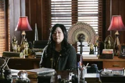 Averys (Margaret Cho) Verlobter kam vor drei Jahre bei einem Autounfall ums Leben. Ist es sein Geist, der sie heimsucht?; Averys (Margaret Cho) Verlobter kam vor drei Jahre bei einem Autounfall ums Leben. Ist es sein Geist, der sie heimsucht?