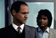 Jonathan (Michael Landon, r.) gelingt es schließlich, an Gefängnisdirektor Inmans (Bruce French, l.) Menschlichkeit zu appellieren.