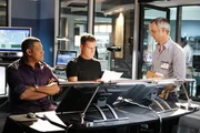 Ray Langston (Laurence Fishburne, li.), Nick (George Eads, Mi.) und Hodges (Wallace Langham) vergleichen nochmals die Ergebnisse ihrer Spurenermittlungen.