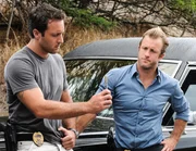 L-R: Steve (Alex O'Loughlin) und Danny (Scott Caan) ermitteln, als ein mysteriöser Mann aus Rache bestimmte Polizeibeamte ins Visier nimmt ...