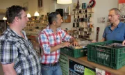 Markus (li.) und Trödelprofi Mauro Corradino (Mitte) bei einem Plattenhändler