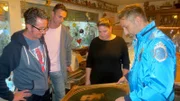 Mauro hilft (v.li.) Oliver, Georg und Michaela beim Entrümpeln ihres Elternhauses. Nach dem Tod können sich die Geschwister nur schwer von den Erbstücken trennen. Trödelexperte Mauro Corradino filtert mit den beiden die Schätze zum Verkauf heraus.