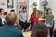 Fahri Fahri Yardim (Mitte l.); Pheline (Pheline Roggan, Mitte r.)