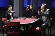 Die Pokerrunde wird für die Gangster zur Überraschung, als Wolfe (Jonathan Togo), Delko (Adam Rodriguez) und Det. Tripp (Rex Linn) ihre Waffen ziehen...