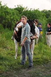 Jim Longworth (Matt Passmore) wird zu einem Tatort auf einer Ranch gerufen, wo er und seine Kollegen einen toten Cowboy und jede Menge Streit zwischen den Nachbarn vorfinden.