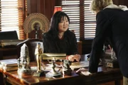 Neds (Christoph Sanders, r.) Professorin Avery Grant (Margaret Cho, l.) wird von einem Geist heimgesucht. Er rät ihr, sich an Melinda und Eli zu wenden.