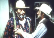 Bart Younger (Robert Donner, r.) befreit Isaiah Edwards (Victor French, l.) aus dem Gefängnis, um ihm sein Geld abzunehmen.
