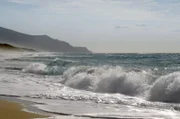Einer Studie zufolge hat allein Italien in den vergangenen 50 Jahren etwa 40 Millionen Quadratmeter Strand durch Erosion an das Meer verloren.
