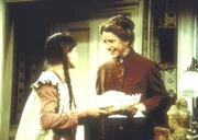 Jenny (Shannen Doherthy) ist über die Veränderungen an Lauras Buch entsetzt. Doch Laura (Melissa Gilbert) scheint das nicht zu stören.