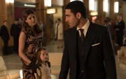 Cristina Otegui (Manuela Velasco, l.); Alberto Márquez (Miguel Ángel Silvestre, r.)