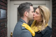 Eva (Claudelle Deckert) ist überglücklich, als Till (Ben Ruedinger) ihren impulsiven Heiratsantrag annimmt.