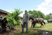 Jim Longworth (Matt Passmore) wird zu einem Tatort auf einer Ranch gerufen, wo er einen toten Cowboy und jede Menge Streit zwischen den Nachbarn vorfinden.