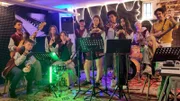 v.l.: Sean, Eric, Abigail, Aliya, Mert, Linda, Victor, Lara, Tom, Musiklehrer Jens und Josephine  +++ Die Verwendung des sendungsbezogenen Materials ist nur mit dem Hinweis und Verlinkung auf RTL+ gestattet.