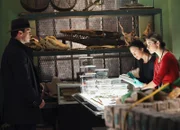 Gespräch mit potentiellem Mörder: Nathan Fillion als Richard Castle, Stana Katic als Detective Kate Beckett, Currie Graham als Stanford Raynes (Copyright SF)