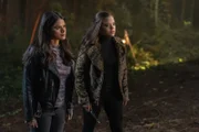 Mel Vera (Melonie Diaz, l.); Maggie Vera (Sarah Jeffery, r.)
