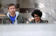 Roy Trenneman (Chris O'Dowd, l.); Maurice Moss (Richard Ayoade, r.)