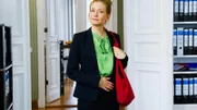 Jenny (Birte Hanusrichter) kehrt als Assistentin zurück in die Anwaltskanzlei.