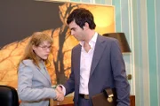 Auf gute Zusammenarbeit? Von wegen - lediglich aus Sorge um ihre Kollegen hat Lisa (Alexandra Neldel, l.) den Vertrag unterzeichnet - und wird von David (Mathis Künzler, r.) als Geschäftsführerin der Scheinfirma, die Kerima Moda retten soll, begrüßt.