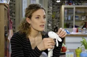 Maja (Barbara Lanz) gerät in einen Gewissenskonflikt: Ihre Familie braucht sie, aber was wird aus Pia...?; Maja (Barbara Lanz) gerät in einen Gewissenskonflikt: Ihre Familie braucht sie, aber was wird aus Pia...?