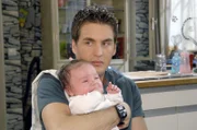 Lars (Alexander Klaws, r.) gibt sich alle Mühe Pia (Marlene Thiele, l.) ein guter Vater zu sein.