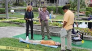 Eine Leiche auf dem städtischen Minigolf-Platz ruft die Ermittler (v.l.) Colleen Manus (Michelle Hurd), Jim Longworth (Matt Passmore) und Carlos Sanchez (Carlos Gomez) auf den Plan.