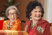 Freuen sich auf das Thanksgiving-Dinner, auch, wenn es droht eine ganz große Katastrophe zu werden: Tante Ginny (Frances Bay, l.) und Tante Edie (Jeanette Miller, r.) ...
