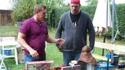 Trödelexperte Otto Schulte (li.) und Sebastian bereiten sich auf den Figurenverkauf vor.