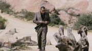 Nach den Obduktionsergebnissen ist Dr. Raymond Langston (Laurence Fishburne) sicher, dass der Tote in der Wüste durch Fremdeinwirkung zu Tode kam.
