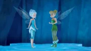 Tinkerbell (r.) lernt im Winterwald das Mädchen Periwinkle kennen, dessen Flügel genauso leuchten wie die von Tinkerbell. Was verbindet die beiden Feen?