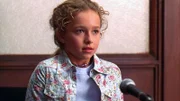 Die kleine Ashley (Hayden Panettiere) wird regelmäßig ins Krankenhaus eingeliefert und hat schwere Verletzungen am ganzen Körper. Wird das Mädchen zu Hause misshandelt? Die Verwendung des sendungsbezogenen Materials ist nur mit dem Hinweis und Verlinkung auf TVNOW gestattet.