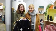 Johanna (r.) sucht zusammen mit ihrer Shoppingbegleitung Emily das perfekte Outfit.