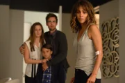 Während Molly (Halle Berry, r.) die eigentliche Bedeutung ihrer Vision bewusst wird, versuchen Ethan (Pierce Gagnon, 2.v.l.), Charlie (Tyler Hilton, 2.v.r.) und Julie (Grace Gummer, l.) alles, um die Humanics aufzuhalten ...