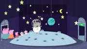 Peppa (3.v.l.) und ihre Familie fahren zum Museum, um dort die Mondausstellung zu sehen. Edmund Elefant, ein Freund von Schorsch, ist auch dabei. Gemeinsam erleben sie eine fast-richtige-Reise zum Mond.