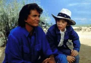 Jonathan (Michael Landon, l.) freundet sich mit dem kleinen Ranchersohn Richie (Jason Horst, r.) an.